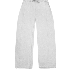 Mjukisbyxor med en Baggy passform - Mjukisbyxor med grå och svart färg finns. Baggy passform. Alla storlekar finns! Kostar 799kr men säljer för 599kr. 100% bomull och högkvalitativ tyg.  Osäker om din storlek? Hör gärna av dig !