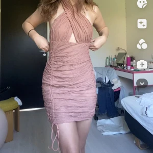 Klänning - Så fin klänning med knytdetalj som är köpt i somras. Den är lite för stor för mig, därav säljer jag den🌸