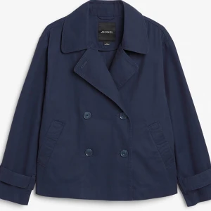 Kort trenchcoat  - Aldrig använd, tunn och perfekt för sommaren, helt slutsåld överallt 