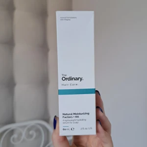 The Ordinary skalp serum - The Ordinary hydraterande serum för hårbotten 60ml 🤍 Aldrig använt, helt oöppnad burk 🤍 Köpt från sephora för ca 250kr, säljer billigt för bara 100kr!! Postar samma dag du köper