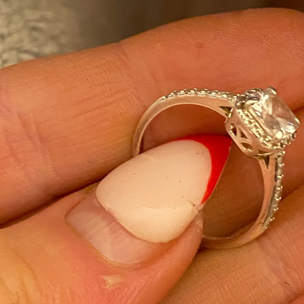 Säljer denna äkta silver ring med en snygg diamant. Nypris är runt 400 kr ca och den är inte använd så mycket ❤️storlek 17!. Accessoarer.