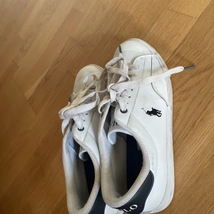 Ralph lauren skor - Hej, jag säljer ett par feta Ralph lauren skor. Anledningen till att jag säljer dom är eftersom de är för små! Original priset är 1000 kr, men jag säljer de för 500 eftersom de är lite slitna.