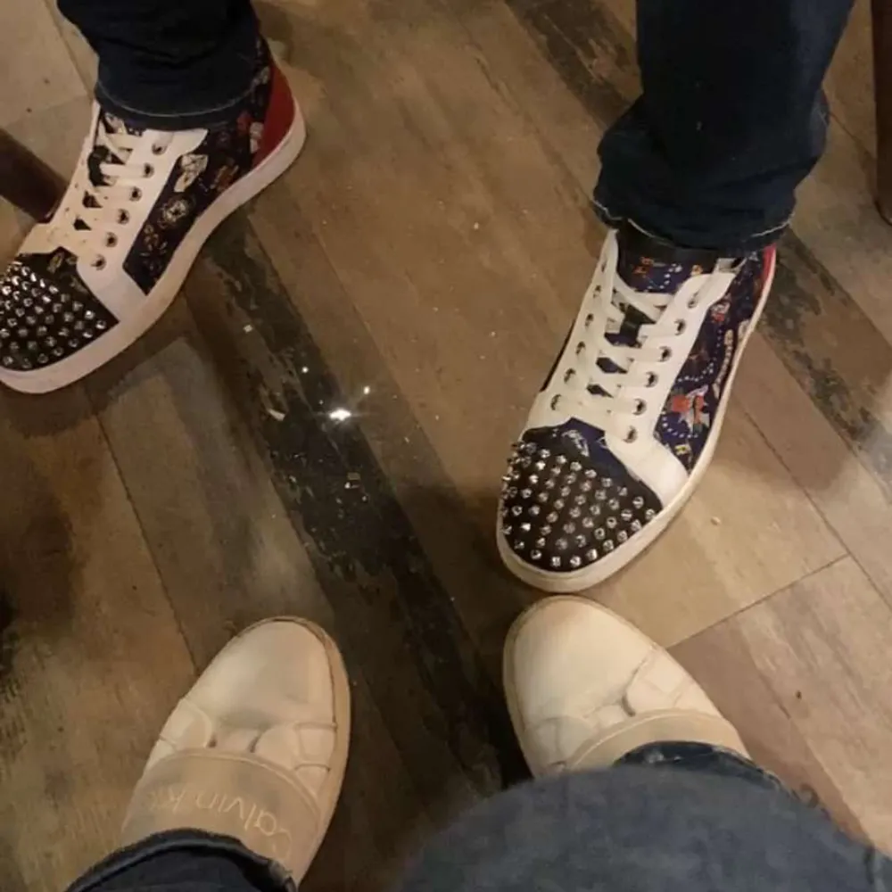 Säljer nu min kompis ovanliga men as feta loubs! Dom är köpta från sicuro fashion som är en säker hemsida som professionellt legit checkar alla kläder (Finns certifikat), nypris ca 8000, skick 9/10, strl 41, Vid fler frågor osv skriv gärna MVH Harry!. Skor.