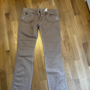 Lågmidjade jeans - Så coola vintage lågmidjade jeans som tyvärr är för stora på mig
