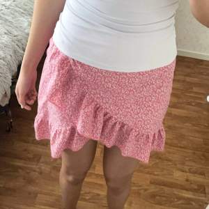 Rosa kjol som är perfekt till sommaren💗 använd ett fåtal gånger men är i jättebra skick, inga defekter. Hör gärna av er vid frågor eller funderingar🙌🏽
