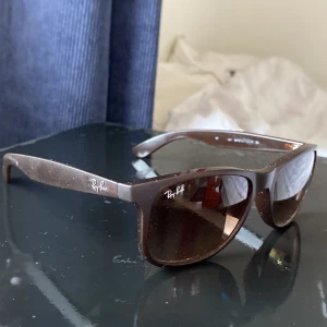 Rayban - Raybans i mycket bra skick jag tror Modellen heter ”wayfarer”, brun/svart