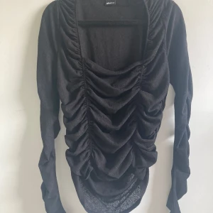 Långärmad topp från Gina Tricot  - Topp med extra långa "rynkade" ärmar i storlek XL. Fyrkantig ringning. Använd ett fåtal gånger. Mycket fint skick🖤 