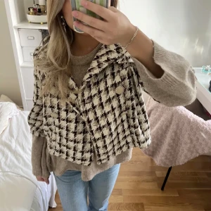 Trekvarts jacka - Jätte fin trekvarts jacka från H&M i storlek S i nyskick! Använd få tal gånger. Köpt tidigare på plick för 500kr men säljer vidare för 300kr. Postar samma dag!💕💕