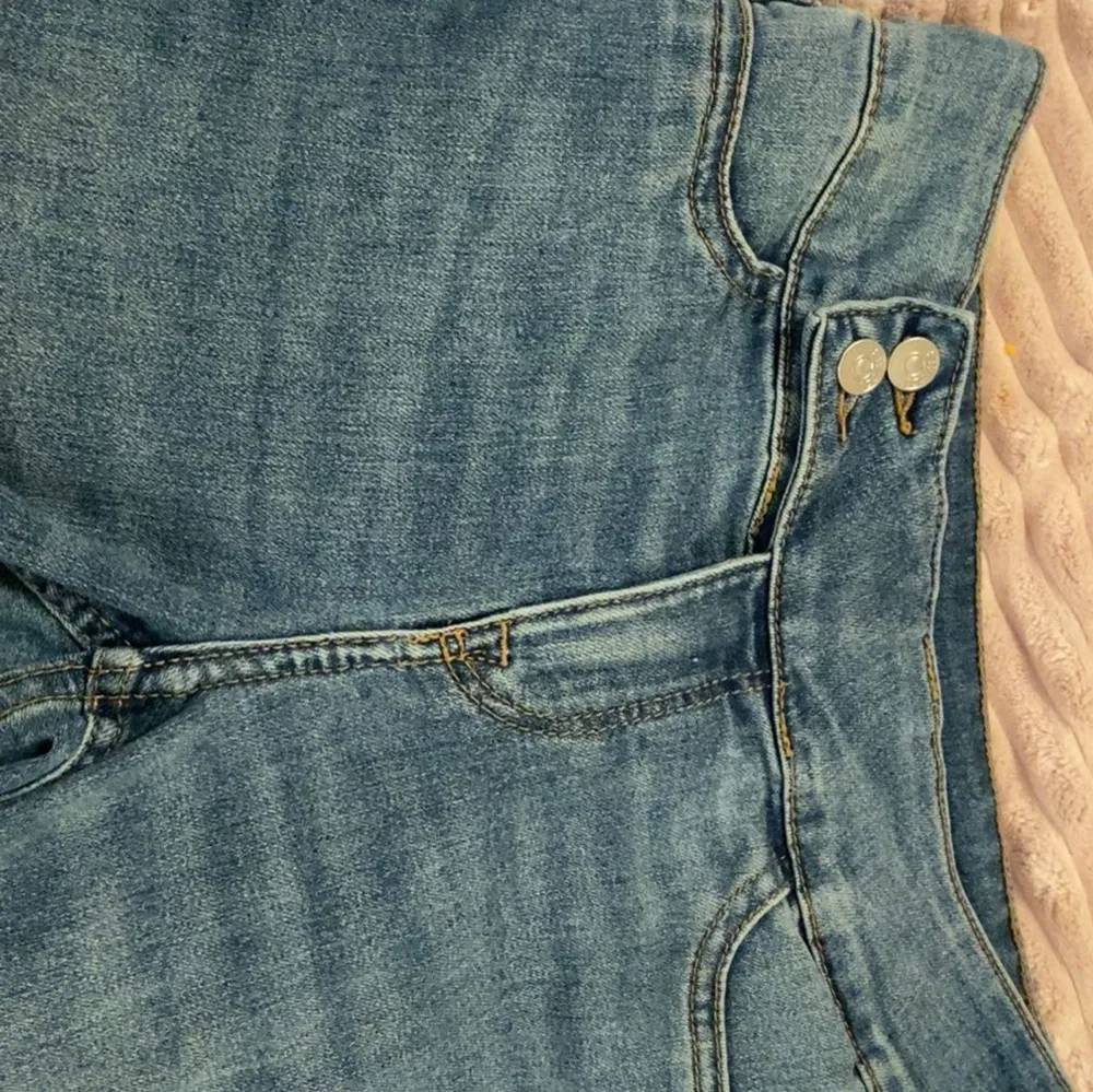 Low waist jeans storlek 32 använda kanske 2ggr är för små, väldigt stretchiga jeans och i jätte bra skick (H&M) 💗. Jeans & Byxor.