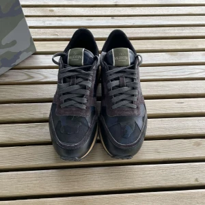 Valentino Rockrunners - Säljer Valentino Rockrunners - Storlek: Passar 41-42 - Skick: 9/10 - Pris: 1999kr Kommer med låda!