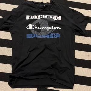 Champion t-shirt  - Skick bra men lite sliten text