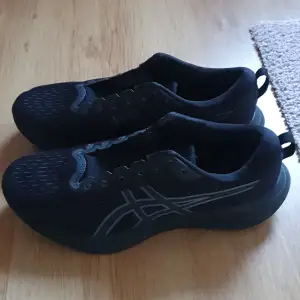 Säljer dem här fina asics skorna för 199 för de är utan snören, inte använda mycket, så är som nya😃