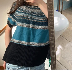 Kortärmad Stickad tröja - Fin och trendig kortärmad stickad tröja med fina mönster🩵 Perfekt att ha nu när det börjar bli varmare🌸 Nyttskick! 