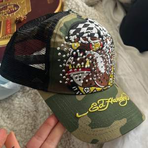 ed hardy keps med militär mönster och rhinestones perfekt till sommarn