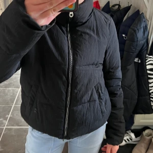 Jacka  - Säljer nu denna jacka från ONLY. Den är i väldigt bra skick och använd få gånger. Skiv om du har några frågor. Köparen står för frakten💗