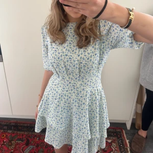 Adoore klänning  - Säljer denna super fina adoore klänning använd endast 1 gång och är i ny skcik. Nypris ca 1500, den är liten i strl