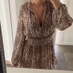 Zara leopard klänning - Säljer nu min fina leopard klänning från zara. Då jag har dubbletter🩷 Köpt för 2 sommar sen och använd ett par gånger. Jättefint skick. (Lånad bild)