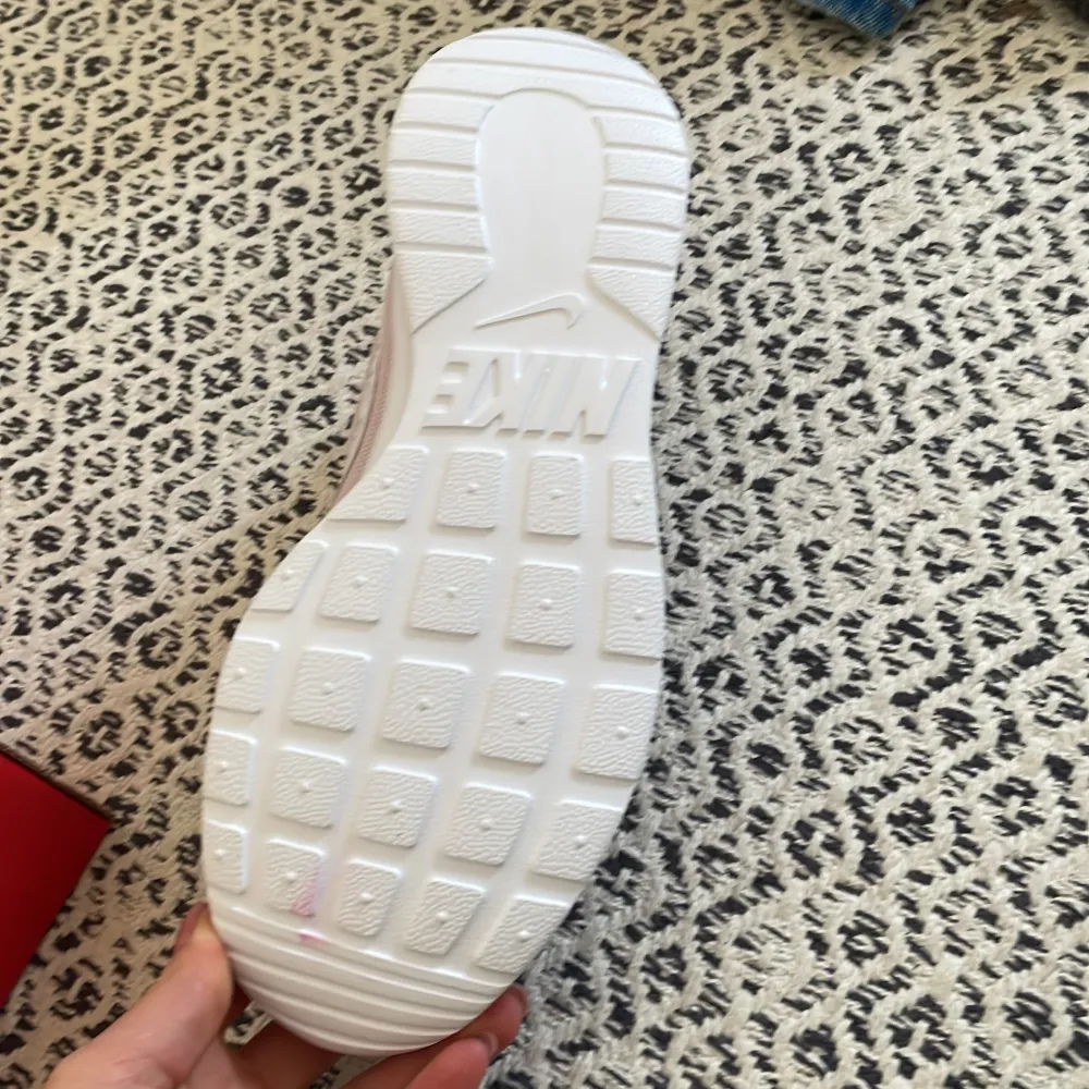 Helt nya oanvända Nike skor. Modell Nike TANJUN i rosa.. Kengät.