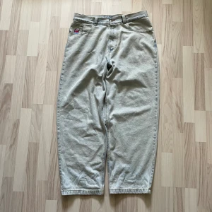 Polar Skate Big Boys - 799 - Polar Skate Big Boys med gamla loggan i storlek Large. 50% bomull 50% polyester blend. Bra skick med lite slit längst ner på högerbenet. För mått/fler bilder skriv privat.