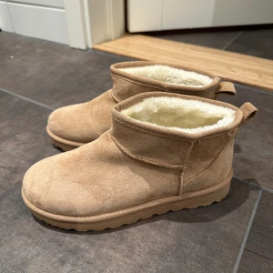 Låga mysiga varmfodrade boots - Endast gått runt i några gånger (inte utomhus) så är i nyskick! Säljer då dom var lite för små för mig, kändes mer som en 38.