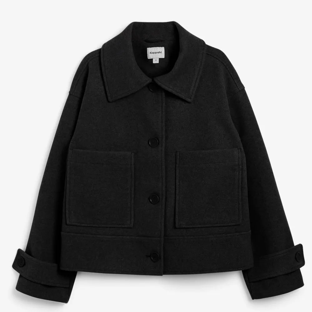 INTRESSEKOLL på denna svarta kappa, är i storlek xs men passar s också, ny pris är 899💕. Jackor.
