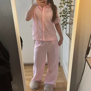 Pyjamas - Jag säljer min superfina pyjamas då jag har en till likadan💕 den är aldrig använd (bara testat) och lapparna är kvar!