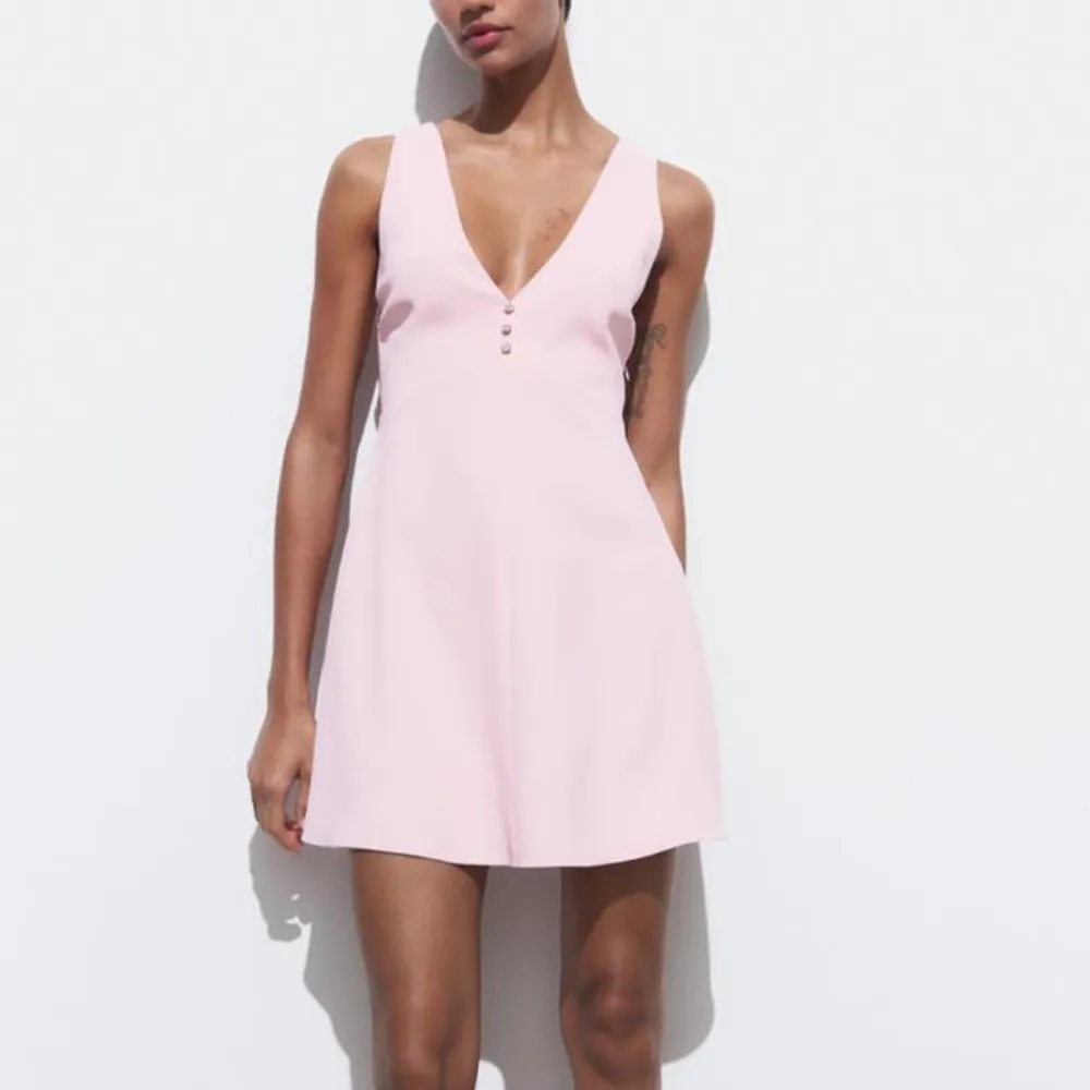 Superfin sprillansny Zara klänning, endast testad med lappen kvar!💕Helt perfekt till sommaren . Klänningar.