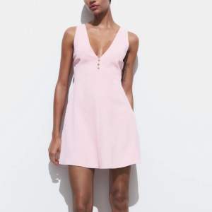 Superfin sprillansny Zara klänning, endast testad med lappen kvar!💕Helt perfekt till sommaren 