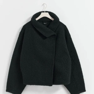 Teddy Jacka - Kort teddyjacka med oversize fit. Teddyjackan är svart och har knäppning fram. Den har mjuk kvalitet, rak ärm, hög krage, sidofickor och sömdetaljer på ärmarna. Typ oversized i storleken så passar typ alla egentligen, köptes för nån månad sen.