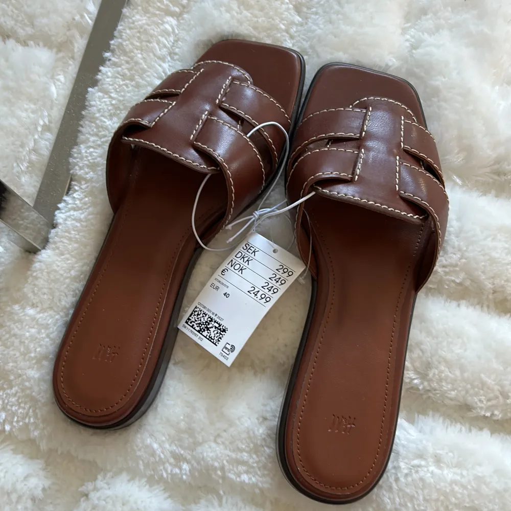 H&M sandaler i storlek 40. Aldrig använd a med prislapp kvar. Köpa för 299kr och helt slutsålda på hemsidan.. Skor.