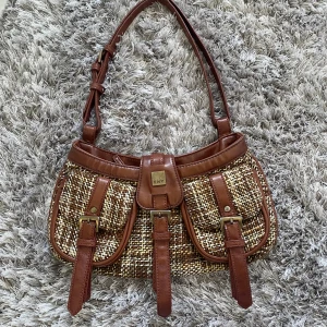 Vintage väska  - Jättefin :) köpte på vinted har inte använt så mycket. Mindre väska men får plats med en del 🔥