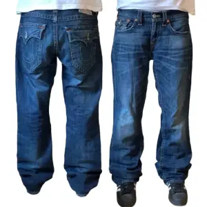 True Religion Jeans Bootcut i storlek W31. Saknar ena knappen på baksidan. modell är 180 cm. Mått: ytterbenslängd - 112 cm, midjemått 45cm, benöppning 25 cm 