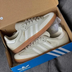 Adidas samba beige  - Intressekoll på dessa skitsnygga adidas samba i den perfekta färgen nu till våren/sommaren💕 aldrig använda och slutsålda överallt 