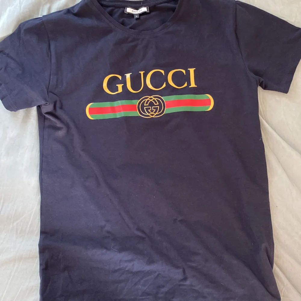 Gucci t shirt i ny skick,använd några gånger men tycke ej om den,storlek M fast står L,priset kan alltid diskuteras vid snabb affär. T-shirts.