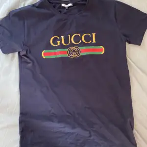 Gucci t shirt i ny skick,använd några gånger men tycke ej om den,storlek M fast står L,priset kan alltid diskuteras vid snabb affär