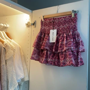 Meet me there kjol - Supersöt trendig mönstrad kjol💗💗storlek S/M och har prislapp kvar. Aldrig använd. Skriv vid intresse, prisförslag!❤️