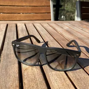 Säljer dessa feta rayban boyfriends som är perfekta till sommaren. Endast testade Skick 10/10 Nypris på dessa är runt 1500 och 1350 på vissa sidor❌ mitt pris ligger på 1199. Rengöringsduken är kvar i förpackingen och det som syns på bilden foljs med!