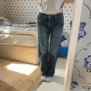 LEVIS JEANS - Meeegasnygga Levis 501or köpta second hand. Herrmodell från början, men de är insydda i midjan så det syns inte. Passar mig som är 36cm runt höfterna och 163cm lång. Väldigt bra skick, säljer endast till bra pris. 