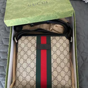Gucci väska helt ny med dustbag och box, Top kvalite K0PlA, Kontakta mig vid fler frågor