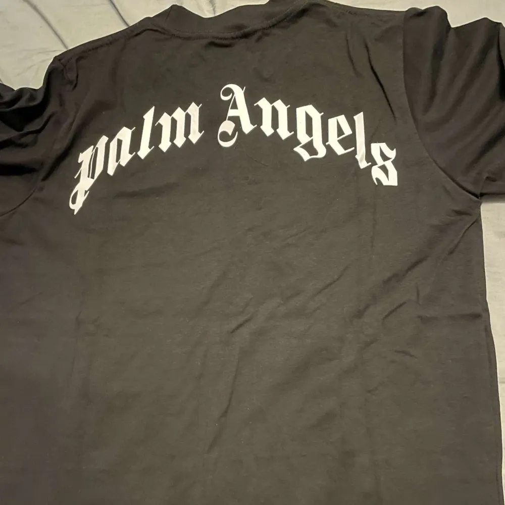Omvänd Palm angels t-shirt kommer inte till användning, passar storlek M/L.. T-shirts.