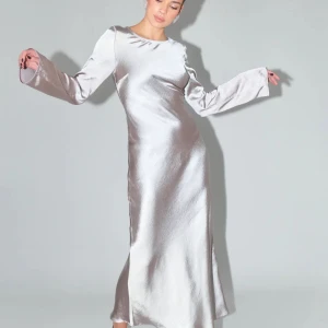 Satin klänning - Satin maxi dress från Gina Tricot som är helt slutsåld på hemsidan. Endast provad med prislappen kvar, så nyskick! Färgen är beige/champange. Ord pris 599kr