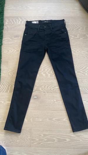 Replay Jeans Anbass - Riktigt feta replay jeans i storlek 29 i midjan och 32 i längd (29/32) Perfekt till alla årstider. 10/10 skick. Kvitto finns! Pris är diskuterbart