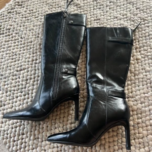 Stövlar med klack  - Stövlar med klack aldrig använda från BERSHKA 