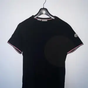 Moncler T-shirt säljs, storlek M riktigt snygg inför sommaren