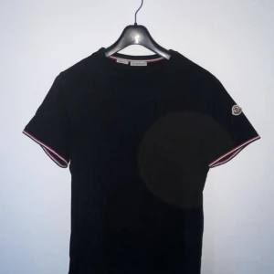 Moncler t-shirt - Moncler T-shirt säljs, storlek M riktigt snygg inför sommaren