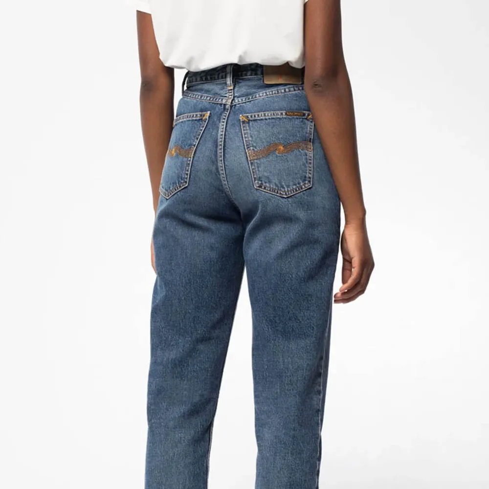 Super fina nudie jeans i modellen lofty lo, Men som tyvärr är för stora till mig.  Superfint skick Storlek 26/32  Skickar med spårbar frakt, ingår i priset!💗. Jeans & Byxor.