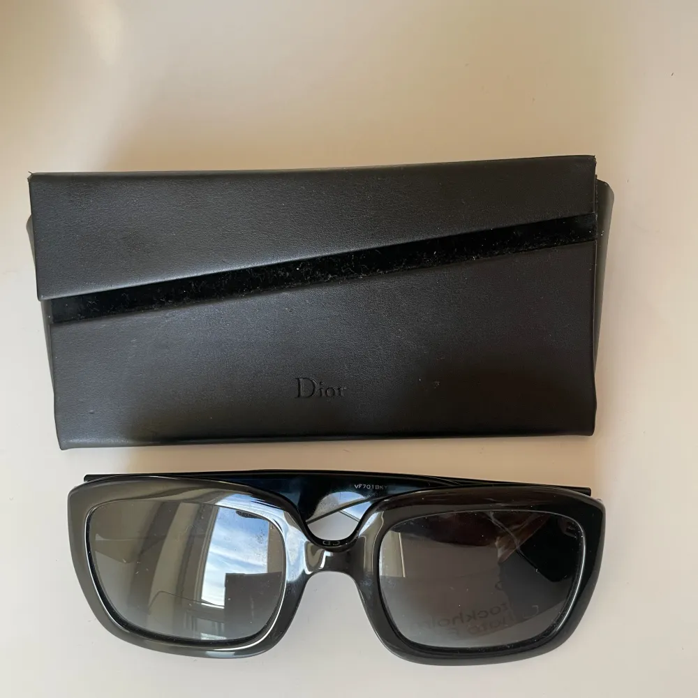 Solglasögon från Dior, original box och case medföljer . Accessoarer.