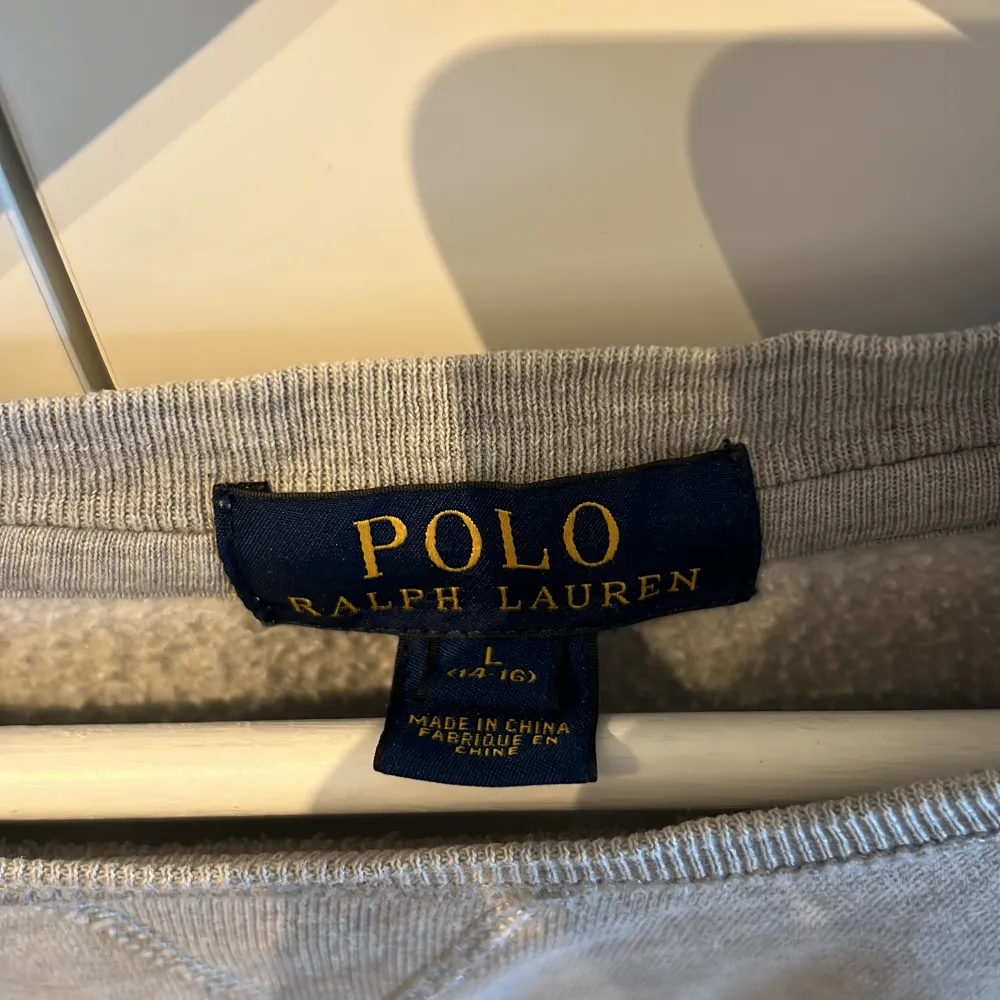 Sweatshirt från Ralph Lauren grå L/14-16. Tröjor & Koftor.