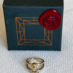 Liten jaw stone ring från Maria Nilsdotter. Guldpläterade med citrinsten. Låda och sammetspåse från Maria Nilsdotter medföljer. Nypris 2995kr.