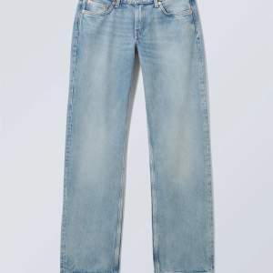 Ett par jättefina jeans från Weekday i modellen Arrow Low Straight Jeans, storlek W27 L32. Använda ett fåtal gånger och i jättebra skick! Säljer för 300, nypris 590kr. Hör av dig för fler bilder eller om du har frågor🥰